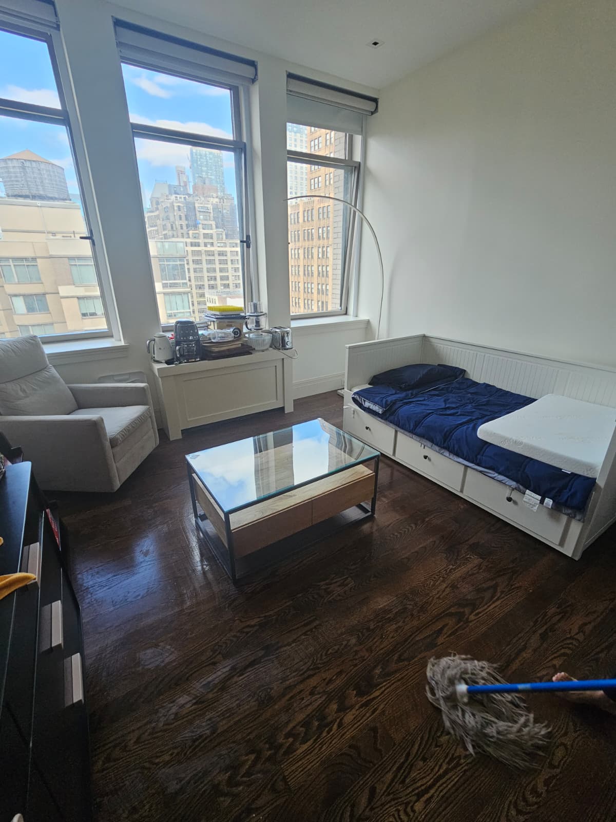 Habitación con cama y gran ventanal
